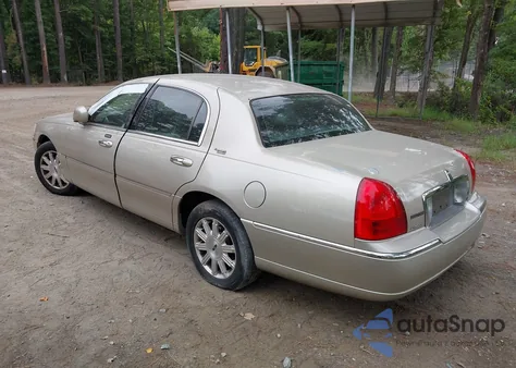 2010 Lincoln Town Car Signature Limited z USA, uszkodzony, nr VIN 2LNBL8CV5AX613980